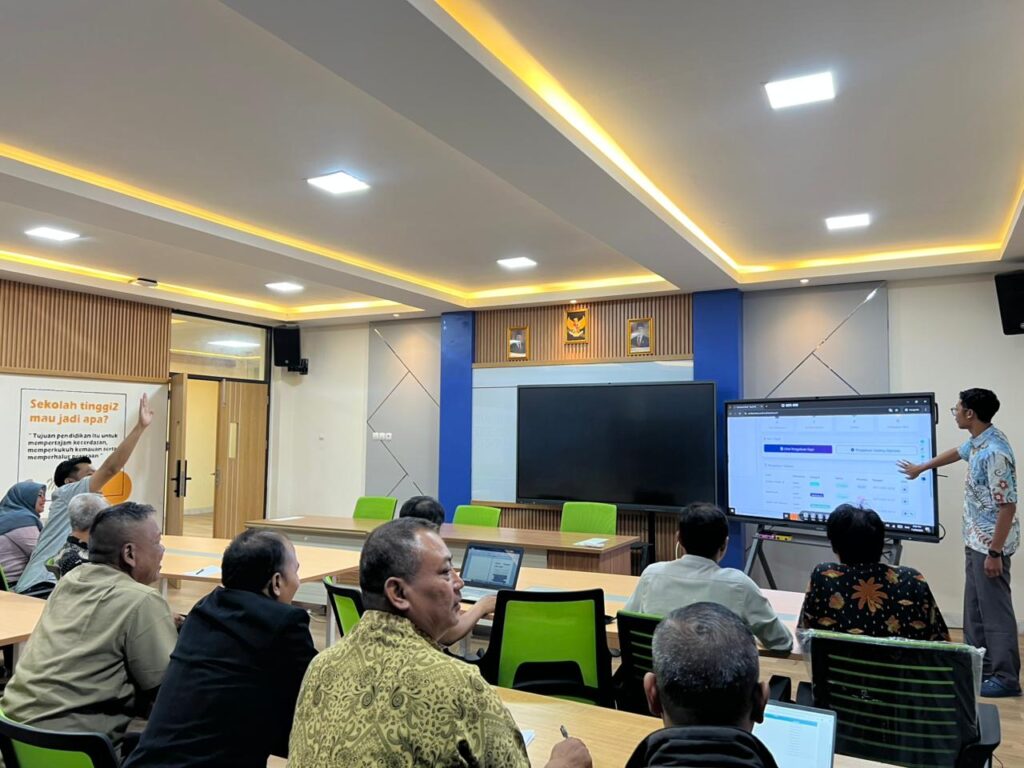 sosialisasi aplikasi sapa FUA untuk tenaga kependidikan .